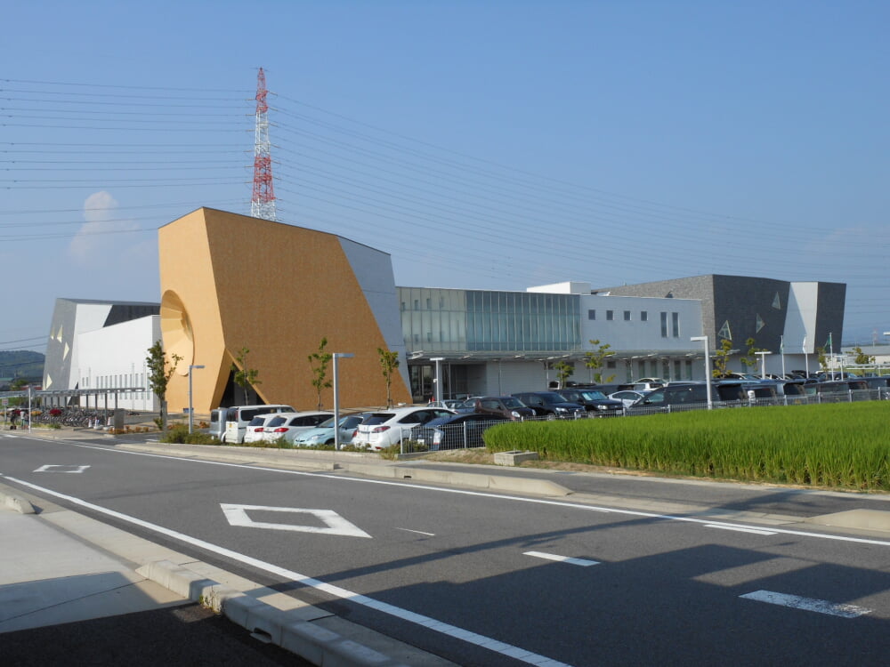 日進市立図書館の写真 ©良人(CC BY-SA 3.0)