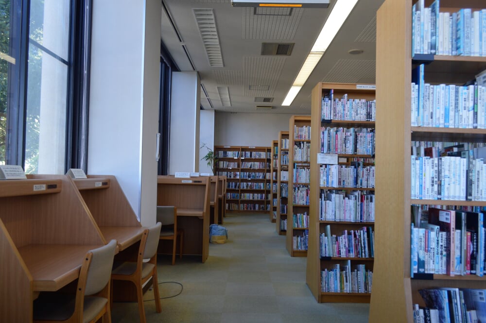 西尾市立幡豆図書館の写真 ©Asturio(CC BY-SA 4.0)