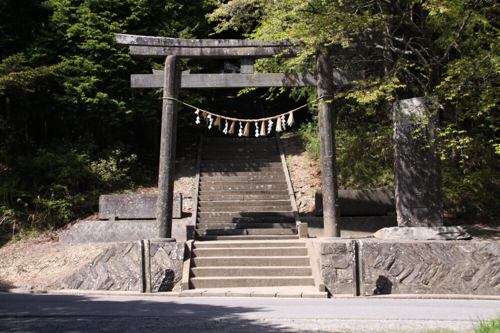 零羊崎神社の写真 ©ChiefHira(CC BY-SA 3.0)